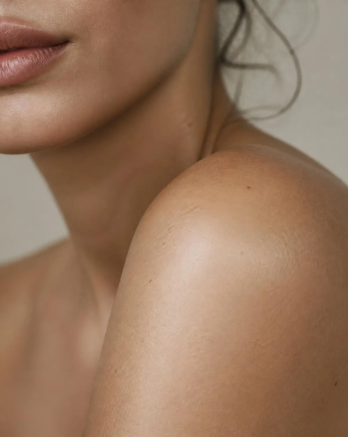 Retrato editorial em close, destacando textura natural da pele