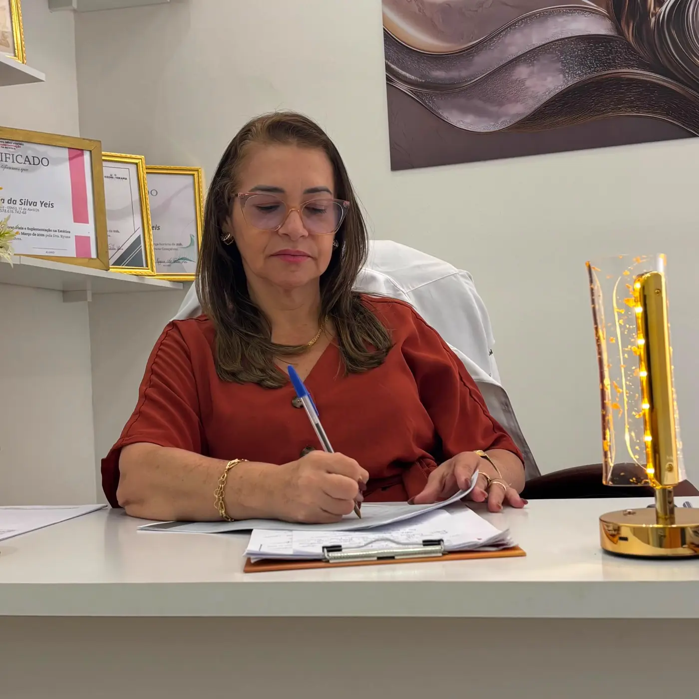 Profissional da Clínica INJECTOR realizando consulta e avaliação em sua sala