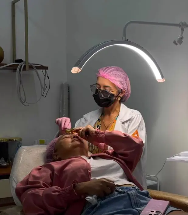 Procedimento estético facial sendo realizado com paramentação completa na Clínica INJECTOR