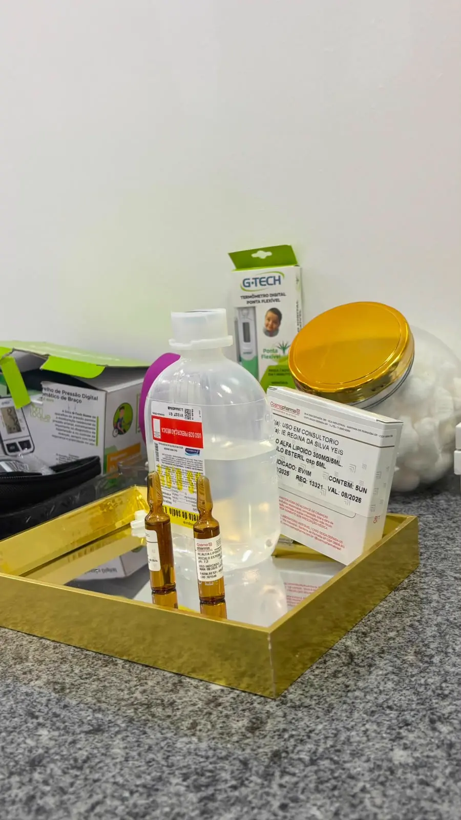 Insumos e ampolas organizados em bandeja dourada no consultório da Clínica INJECTOR